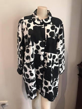 Load image into Gallery viewer, MARCO POLO Block Moon Coat - Black/White
